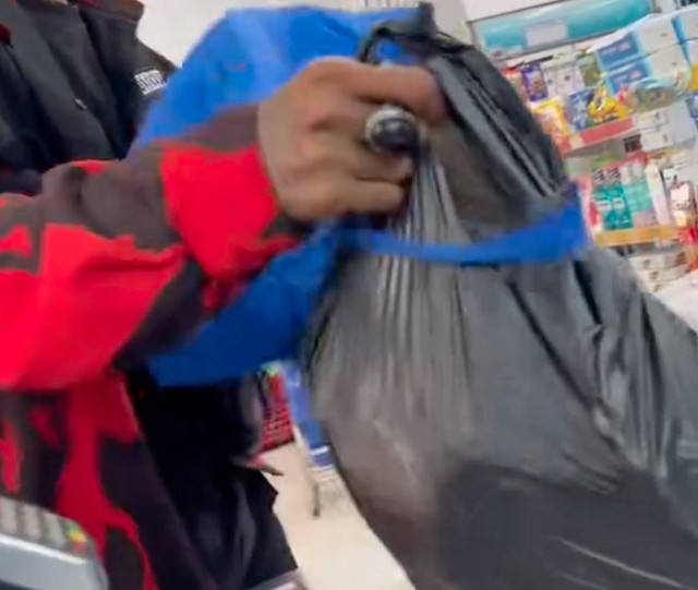 Tangkapan layar saat pria menyerahkan kantong plastik berisi uang koin. Dok: Ist.