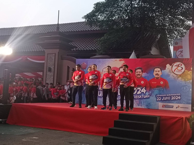 Kapolri Jenderal Listyo Sigit bersama Menkopolhukam Hadi Tjahjanto, Kepala Staf Angkatan Darat (Kasad) Jenderal TNI Maruli Simanjuntak, dan Jaksa Agung ST Burhanuddin membuka funwalk, Sabtu (22/6/2024). Foto: Hedi/kumparan