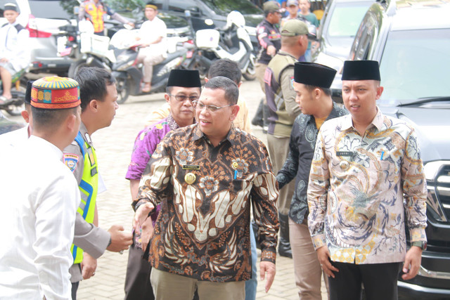 Pj Wali Kota Palembang Ucok Abdulrauf Damenta didampingi Camat Gandus Jufriansyah saat melakukan Safari Jumat di Masjid Al-Saleh , Foto : Ist