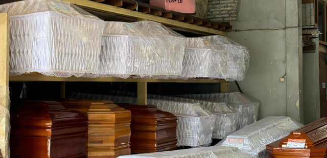 Ragam peti mati di Toko Sedyo Rahayu Yogyakarta, harganya mulai dari Rp 1,2 juta sampai Rp 24 jutaan, dan pembelinya bukan hanya umat Nasrani. Foto: Muhammad Hafiq/Pandangan Jogja