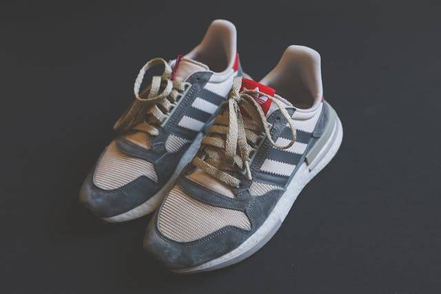 Ilustrasi sepatu olahraga pria. Sumber: pexels.com