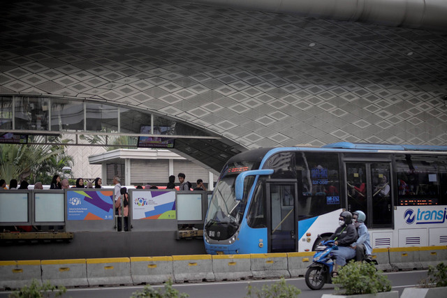Bus TransJakarta melintas di sekitar Bundaran Hotel Indonesia, Jalan MJ Thamrin , Jakarta, Sabtu (22/6/2024). Foto: Jamal Ramadhan/kumparan