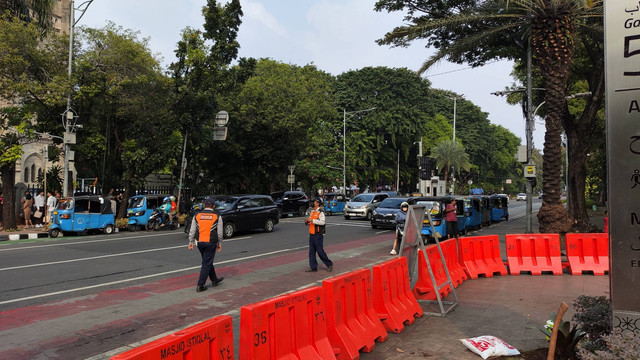 Lokasi parkir liar Rp 300 ribu di dekat Masjid Istiqlal, Jakarta Pusat, dijaga Petugas Satpol PP dan Dinas Perhubungan, Sabtu (22/6/2024). Foto: Jonathan Devin/kumparan