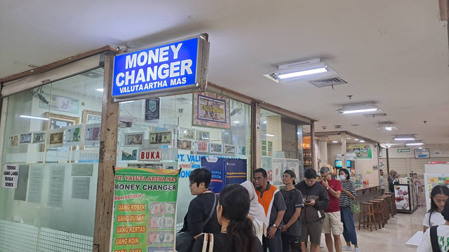 Money changer PT Valuta Artha Mas di ITC Kuningan, Jakarta Selatan, Sabtu (22/6/2024). Foto: Ghifari/kumparan