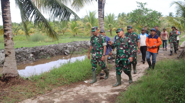 Dandim 1201/Mempawah, Letkol Inf Benu Supriyantoko saat mengunjungi lokasi oplah di Mempawah. Foto: Muhammad Zain/Hi!Pontianak