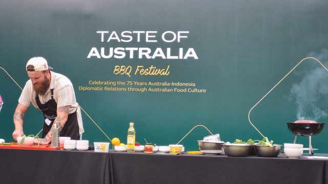 Juara Masterchef Australia 2023, Brent Draper, melakukan demo masak Cowboy Steak pada acara Taste of Australia di Hotel Double Tree Jakarta, Sabtu (22/6/2024). Foto: Priscilla Brenda/kumparan
