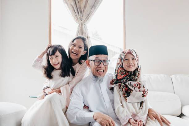Ilustrasi Menjadi tua tetap bahagia (sumber:https://www.istockphoto.com/id/search/2/image-film?phrase=happy%20muslim%20family)