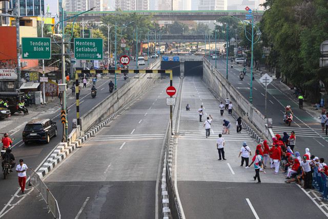Suasana lengang di kawasan Mampang Prapatan yang menuju arah Rasuna Said saat penyelenggaaan Jakarta International Marathon (JAKIM) 2024 pada Minggu (23/6/2024). Foto: Iqbal Firdaus/kumparan