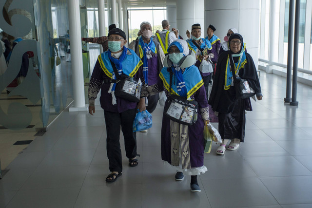 Jemaah haji memasuki terminal kedatangan setibanya di Bandara Kertajati, Majalengka, Jawa Barat, Minggu (23/6/2024). Foto: Dedhez Anggara  /ANTARA FOTO