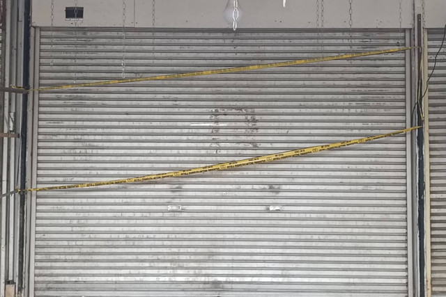 Toko TKP pembunuhan pedagang perabot di Jl. Masjid Baitul Latief, Pasar Banjir Kanal Timur, Duren Sawit, Jakarta Timur, Minggu (23/6/2024). Foto: Fadlan Nuril Fahmi/kumparan