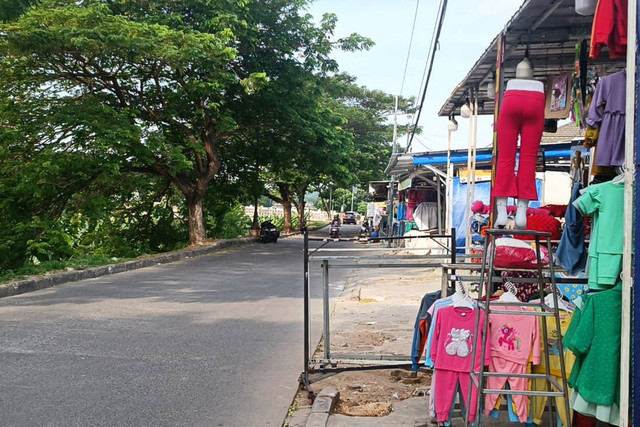 Toko TKP pembunuhan pedagang perabot di Jl. Masjid Baitul Latief, Pasar Banjir Kanal Timur, Duren Sawit, Jakarta Timur, Minggu (23/6/2024). Foto: Fadlan Nuril Fahmi/kumparan