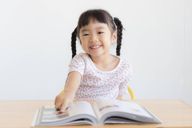Ilustrasi Anak Membaca Buku Foto: R7 Photo/Shutterstock