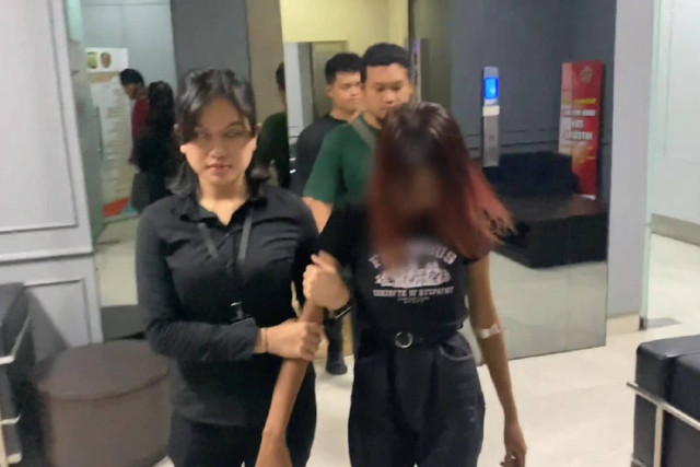 Sosok anak yang bunuh bapaknya, pedagang perabot di Duren Sawit, Jaktim, saat digiring ke Polda Metro Jaya. Foto: Foto: Dok. Humas Polda Metro Jaya