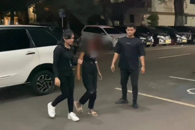 Sosok anak yang bunuh bapaknya, pedagang perabot di Duren Sawit, Jaktim, saat digiring ke Polda Metro Jaya. Foto: Foto: Dok. Humas Polda Metro Jaya