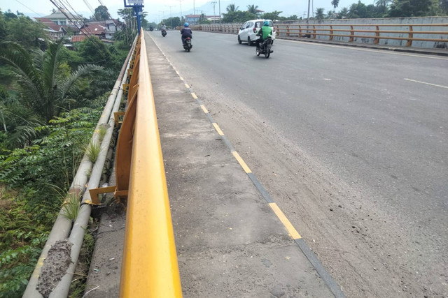 Jembatan di kawasan By Pass yang disebut-sebut lokasi Afif Maulana melompat. Foto: kumparan