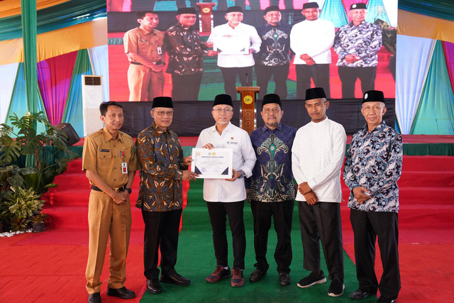 Ketua Umum PP Muhammadiyah Haedar Nashir (kedua dari kiri) dan Menteri Perdagangan Zulkifli Hasan (ketiga dari kiri) dalam peresmian gedung di Universitas Muhammadiyah Riau (UMRI), Senin (24/6/04). Foto: Dok. Istimewa