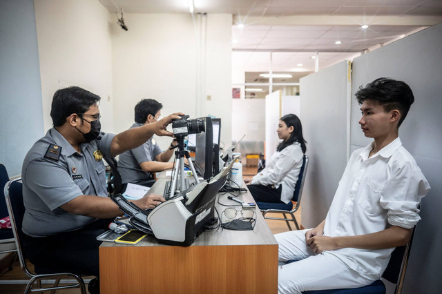 Petugas Imigrasi memotret pemohon paspor di Kantor Imigrasi Kelas 1 Khusus Non TPI Jakarta Barat, Jakarta, Senin (24/6/2024). Foto: Aprillio Akbar/ANTARA FOTO