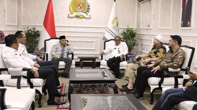 Amien Rais dan Ustaz Sambo menghadiri undangan DPD RI. Foto: Instagram/@ridhorahmadiofficial