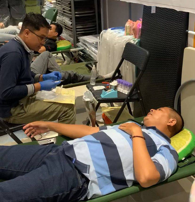 Pedonor sedang mendonorkan darahnya di aksi donor darah nasional. Foto: Try Shaskya/Hi!Pontianak
