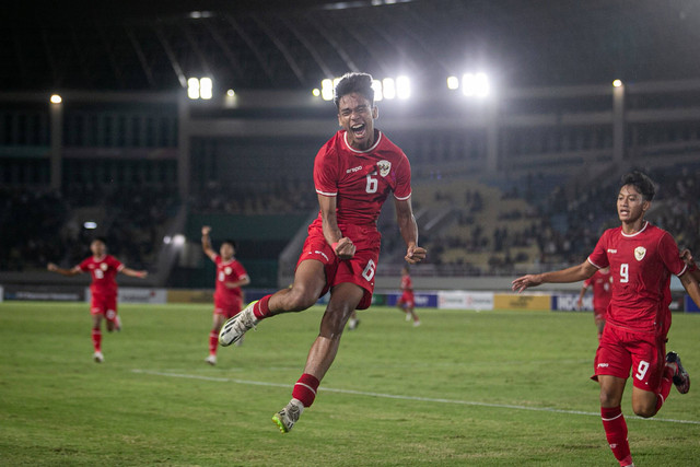Selebrasi pemain Timnas Indonesia U-16 Evandra Florasta usai mencetak gol ke gawang Timnas Filipina pada pertandingan penyisihan grup A Piala AFF U-16 di Stadion Manahan, Solo, Jawa Tengah, Senin (24/6/2024). Foto: Mohammad Ayudha/ANTARA FOTO