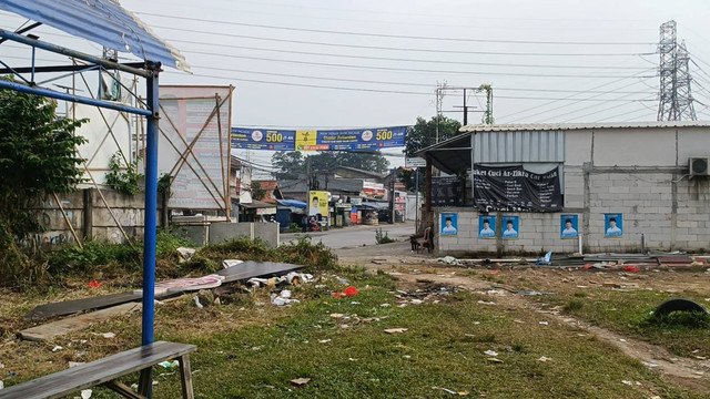 Satu-satunya akses keluar-masuk lapangan sepak bola Pasar Kemis, Kabupaten Tangerang, Selasa (25/6/2024). Foto: Fadlan Nuril Fahmi/kumparan