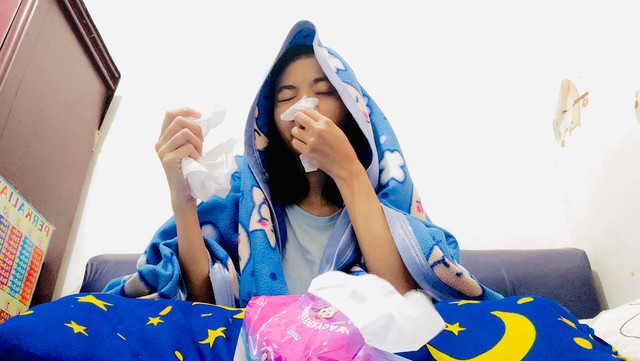 Foto seorang perempuan sedang mengalami gejala masuk angin (Sumber: Dokumen Pribadi Penulis oleh Putri Anggraini)