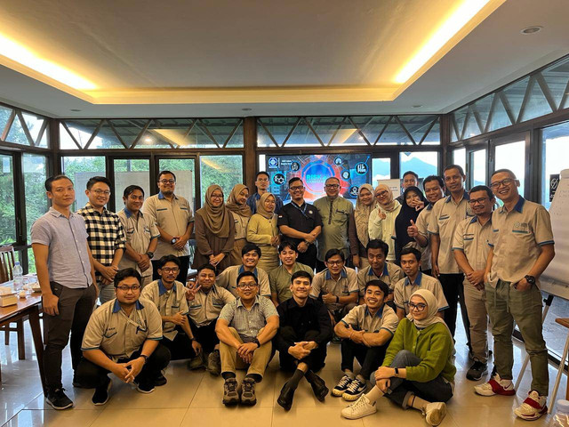 Gaya Bahasa Dapat Menjadi Daya Tarik Dalam Berkomunikasi. Sumber : Foto bersama saat training TUV SUD