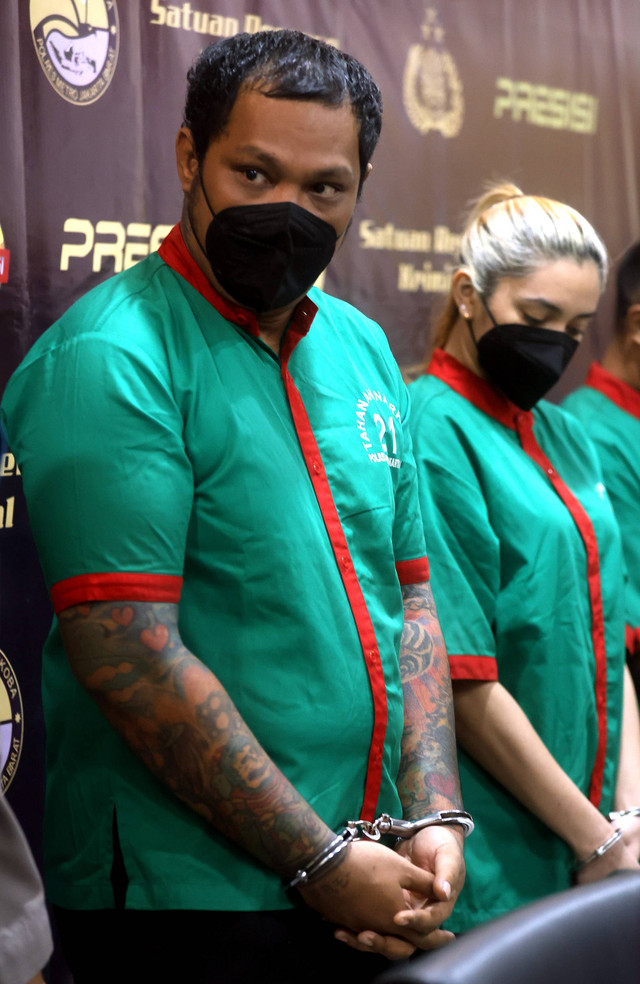 Tersangka Virgoun saat dihadirkan konferensi pers terkait penyalahgunaan narkotika di Metro Polres Jakarta Barat, Jakarta, Selasa, (25/6/2024).  Foto: Agus Apriyanto