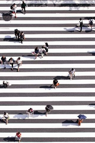 Sumber gambar: https://unsplash.com/photos/aerial-view-photography-of-group-of-people-walking-on-gray-and-white-pedestrian-lane-n31JPLu8_Pw