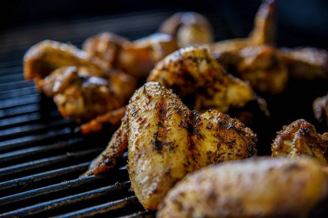 Ilustrasi Menu Restoran Ayam Bakar Pak Atok. Sumber: Unsplash/Daniel Hooper