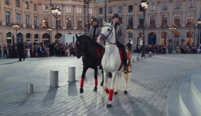 Gigi Hadid dan Kendall Jenner menunggangi kuda di runway Vogue World 2024 Paris, Minggu (23/6/2024). Foto: Vogue via REUTERS
