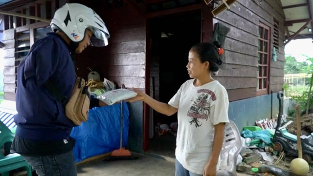 Kurir Namirah Logistic mengirimkan paket ke pelanggan Lazada di Sumatra Utara. Foto: dok. Lazada