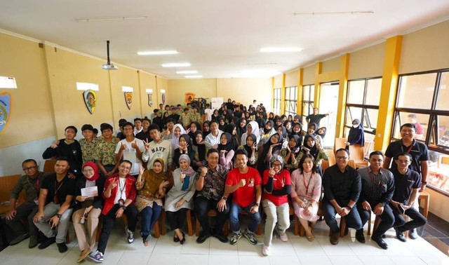Tim CIMB Niaga dan Pusat Pelaporan dan Analisis Transaksi Keuangan (PPATK) bersinergi memberikan literasi keuangan dan perbankan kepada para pelajar di SMK Negeri 1 Cipanas, Cianjur, Jawa Barat. Foto: CIMB Niaga