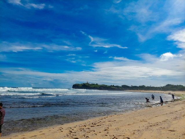 Pantai Akkarena. Foto hanya ilustrasi, bukan tempat yang sebenarnya. Sumber: unsplash.com/Lusia Komala Widiastuti.