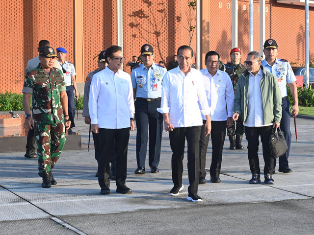 Presiden Joko Widodo menaiki pesawat kepresidenan saat kunjungan kerja ke Kalimantan Tengah, Rabu (26/6). Foto: Dok. Kris - Biro Pers Sekretariat Presiden