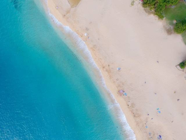 Pantai Panrangluhu. Foto hanya ilustrasi bukan tempat sebenarnya. Sumber foto: Unsplash.com/Michael Olsen