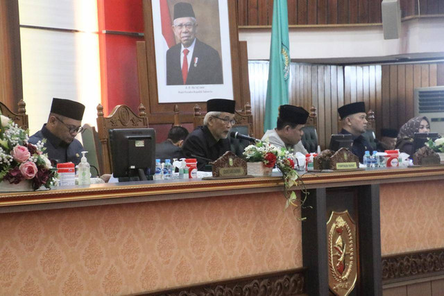 Rapat Paripurna DPRD Kalbar. Pemprov dan DPRD sepakat ubah 3 OPD. Foto: Adpim Pemprov Kalbar