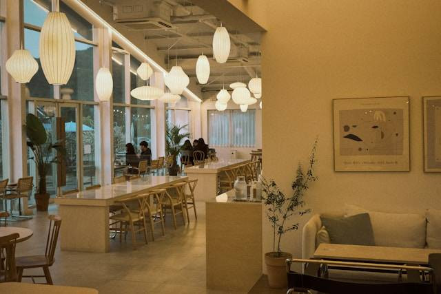 Cafe di Golf Island PIK, foto hanya ilustrasi, bukan tempat sebenarnya: Unsplash/Minku Kang
