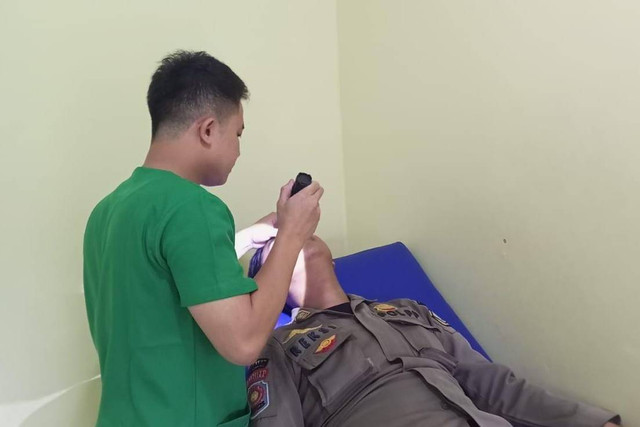 Satpol PP Kabupaten Bogor yang terluka dalam bentrok dengan PKL di Puncak.  Foto: Satpol PP Kabupaten Bogor