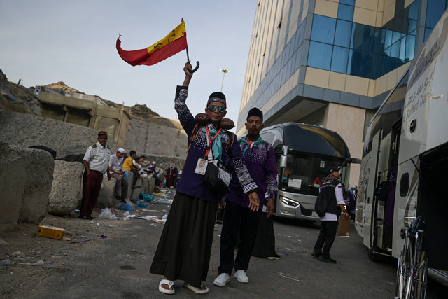 Jemaah haji Indonesia kloter 12 asal embarkasi Batam bersiap memasuki bus tujuan Madinah di Makkah, Arab Saudi, Rabu (26/6/2024). Foto: Sigid Kurniawan/ANTARA FOTO