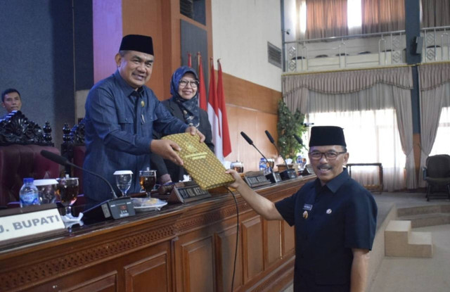Pj Bupati Kuningan Raden Iip Hidayat (bawah). (Foto: dok. Ciremaitoday.com)