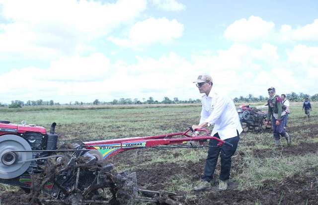 Direktur Jenderal Prasarana dan Sarana Pertanian Ali Jamil saat optimalisasi tata kelola air dan lahan rawa di Kecamatan Air Sugihan, Kabupaten Ogan Komering Ilir (OKI), Sumatera Selatan. Foto: Dok. Istimewa