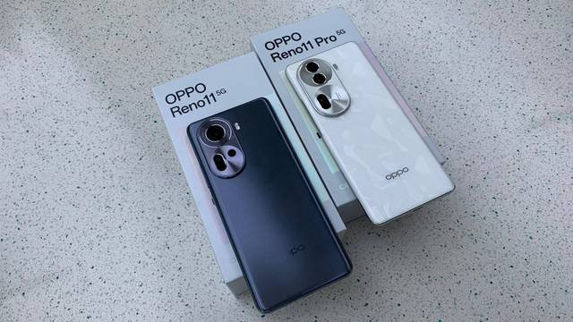 Oppo Reno 11 5G (kiri) dan Oppo Reno 11 Pro 5G (kanan). Foto: Habib Allbi Ferdian/kumparan 