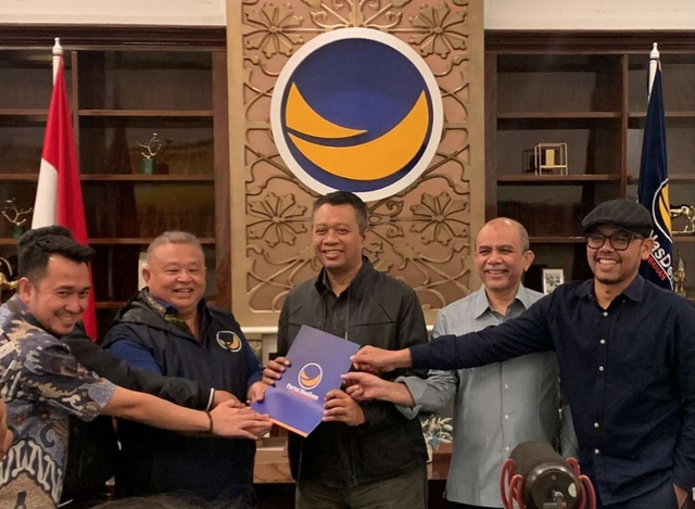 Zulkieflimansyah (tengah) menerima rekomendasi NasDem untuk maju Pilgub NTB 2024. Foto:  Instagram/@zulkieflimansyah