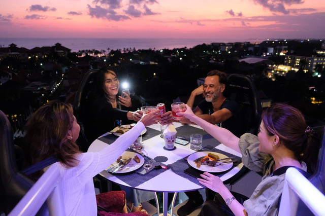 Wisatawan asing saat menjajal Lounge in The Sky - Dok. Lounge in The Sky 