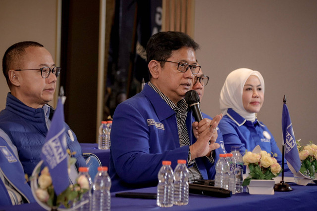 Steering Committee Rakernas 4 Partai Amanat Nasional, Viva Yoga Mauladi memberikan keterangan saat konferensi pers menjelang Rakernas 4 PAN di Kantor DPP PAN, Pasar Minggu, Jakarta Selatan, Kamis (27/6/2024). Foto: Jamal Ramadhan/kumparan