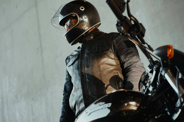 Ilustrasi menggunakan helm. Foto: Unsplash