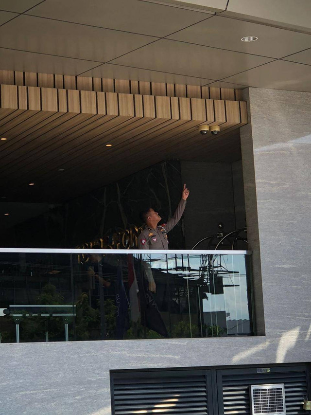 Polisi melakukan Olah TKP tabrak lari di depan Tunjungan Plaza Surabaya. Foto: Dok. Satlantas Polrestabes Surabaya