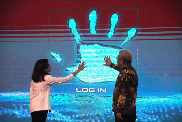 Kepala Kanwil BPN Kalbar Andi Tenri Abeng (kiri) dan Pj Gubernur Kalbar Harisson (kanan) melaunching penerbitan dokumen elektronik pada 12 Kantor Pertanahan Kabupaten se-Kalimantan Barat. Foto: Dok. Adpim Pemprov Kalbar
