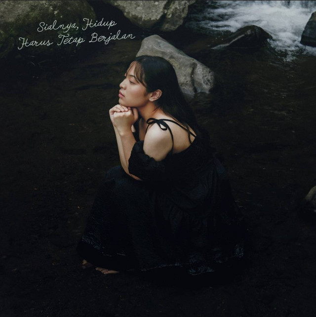 Penyanyi Bernadya rilis album perdana berjudul "Sialnya, Hidup Harus Terus Berjalan". Foto: Juni Records